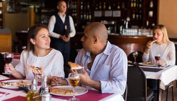 Majiteli oblíbené restaurace hrozí vězení. Do jídel měl přidávat jedovatý hmyz