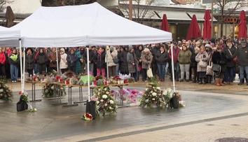 Švýcarsko drželo státní smutek. Uctilo památku obětí tragického požáru