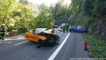 Policie už ví, jak došlo k nehodě u Špindlu. Řidiče mustangu obvinila