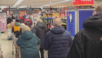 Nákupní horečka před Vánoci dosáhla vrcholu. Lidé sháněli dárky i potraviny