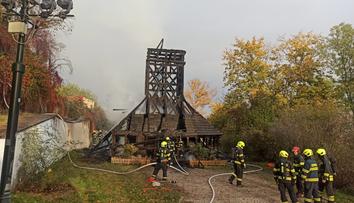 Z kostela v zahradě Kinských skoro nic nezbylo. Hasiči zkrotili plameny