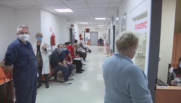 Čekárny zaplnily tisíce pacientů. Řadu z nich trápí problémy po covidu-19