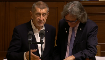 Babiš ve Sněmovně dotáhl poslance za SPD k pultu. Omluvte se dámám, vyzval ho