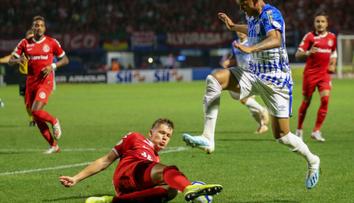 Brutalita na fotbale: Hráč nakopl během zápasu fanouška do hlavy