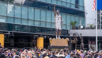 Zesnulá hvězda má sochu. Lakers poctili Bryanta, ceremoniál byl dojemný