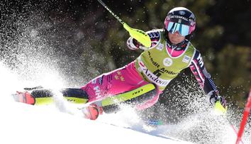 Lyžařka Shiffrinová zpátky na vítězné vlně, Vlhová v obřáku spadla