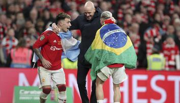 Ten Hag slavil triumf United tanečkem. Na tiskovce pak málem zapomněl pohár