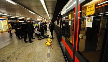 Do kolejiště spadl člověk, metro na lince A dvě hodiny nejezdilo