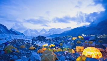 Nepál ruší poplatky za výstup na stovky vrcholů. Mount Everest naopak zdražuje