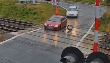 VIDEO: Taková smůla se jen tak nevidí. Řidiči se urvalo kolo v nejhorší možnou chvíli