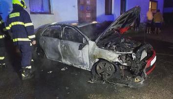 Požár osobního auta poškodil motorest na Pardubicku