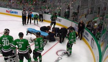 Mrazivá chvíle v NHL: Polák narazil hlavou do hrazení, z ledu ho odvezli