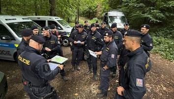 Policie svolala mimořádný brífink. V lese ve Frýdku-Místku našli tělo
