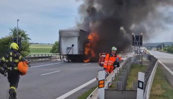 Dva lidé zemřeli při nehodách na D2. Vznikla několikakilometrová kolona