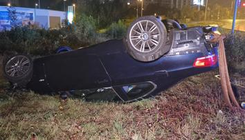 Řidič BMW nezvládl ostrou zatáčku, auto letělo desítky metrů
