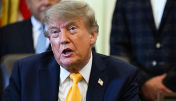 Ukrajina nařídila zastavit palbu. Trumpovi vyjednavači míří do Moskvy a Kyjeva