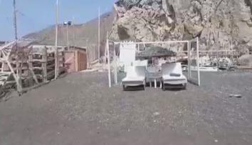 Pravda o Santorini: Plexiskla na plážích nejsou, zuří místní! VIDEO