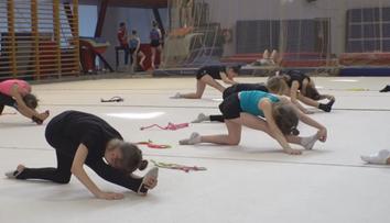 Mladé ukrajinské gymnastky trénují s českými. Hrůzy války si ale nesou s sebou