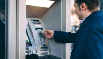 Bankomat muži spolkl kartu, přišel o sto tisíc! Banka mu nechtěla nic vrátit