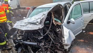 Řidička z Jesenicka dostala na kluzké silnici smyk. Čelně se srazila s kamionem