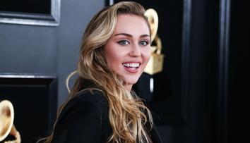 Miley Cyrus se na pódiu rozplakala. Na koncertě se svěřila se svou bolestí