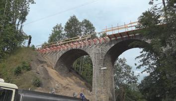 Rekonstrukce železnice z Jihlavy na jih Čech pokračuje. Opravuje se i vzácný most