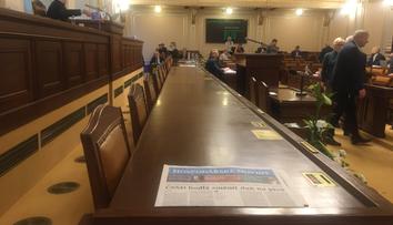 Jak se maká ve sněmovně? Nijak! Ministři nepřišli, poslanci museli čekat