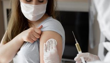 Studie zjistila, kdy začíná klesat účinnost třetí dávky. Výsledky nejsou povzbudivé