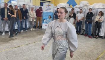 Oblečení se dá vyrábět i ze starých materiálů. V Jihlavě to ukázali mladí návrháři