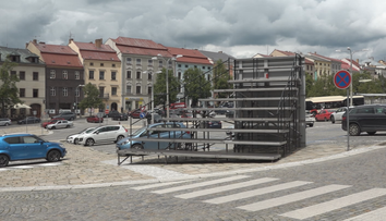 Na náměstí v Jihlavě postavili nové hlediště. Nevydrželo ani do letní sezóny