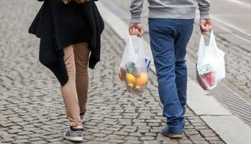 Konec "igelitek" v obchodech zdarma! Brzy za ně budeme platit