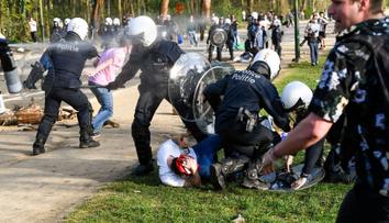 Aprílový žert se zvrtnul. Tisíce lidí v Belgii policie rozháněla vodními děly