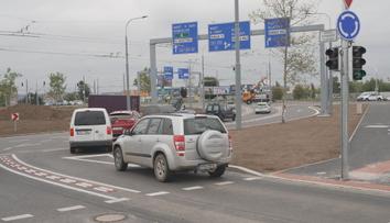Plzeň otevřela nový kruhový objezd. Podle řidičů ale úlevu nepřinesl