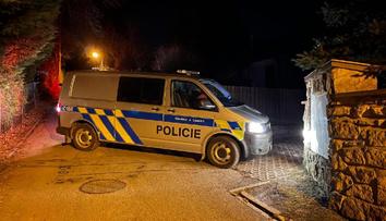 Muž u Prahy omylem postřelil příbuzného, když mu ukazoval zbraň