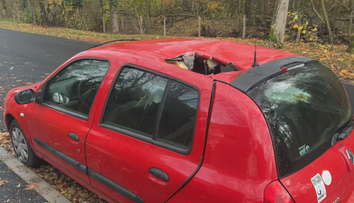 Tajemný předmět ve Francii rozdrtil střechu auta. Policisté mluví o meteoritu