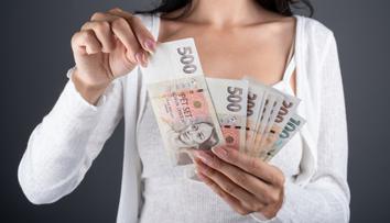 Žena na ulici našla opuštěnou obálku. Uvnitř bylo téměř 100 tisíc korun