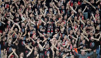 Skandální ponížení. Fanoušky Slavie v Římě zouvali z bot, někteří kolabovali