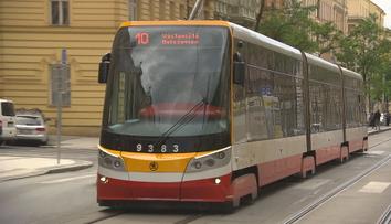 Tramvaják, který napadl ukrajinský pár s vnukem, míří před soud. Hrozí mu vězení