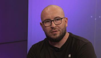 Jako fotograf v médiích se specializoval na zločin. V lese hledal úkryt vraha