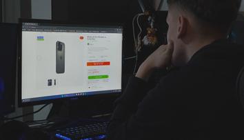 Student Tomáš si poctivě vydělal na telefon. Policie mu ho záhy zablokovala