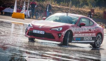 Nejdelší smyk na světě - ujel bokem 165 kilometrů! VIDEO