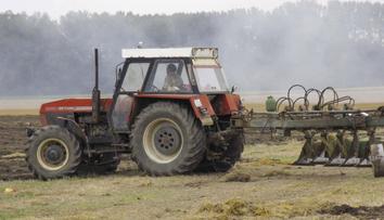 Traktor připravil Honzu o obě nohy! Místní lidé se mu snaží pomoci
