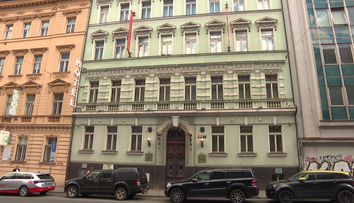 Hlasitý alarm zavřeného hotelu rušil dvě pražské ulice. Nikomu se nešlo dovolat