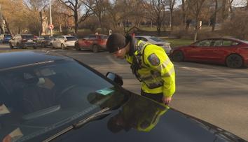 Řidiči v Praze parkují na místech pro postižené. Maskují to falešnými průkazy