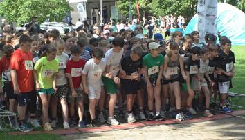 V Praze proběhl charitativní Běh pro Jedličku. Školáci i dospělí si vyzkoušeli sport s hendikepem
