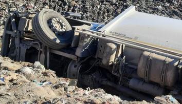 Na jihu Čech se převrátilo popelářské auto. Jeden z pracovníků na místě zemřel