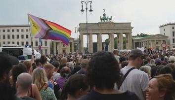 Němci uctili památku obětí útoku v Berlíně. Země posilují bezpečnostní opatření