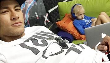 U Neymara v obýváku: Takhle slavil výhru PSG nad Manchesterem!