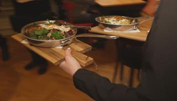 Češi znovu rádi utrácejí. Na jídlo v restauracích si však nechávají zajít chuť