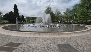 Zpívající fontána v Mariánských Lázních se opět rozezněla. Uzavřena byla od září